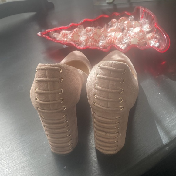 Vince Camuto Suede Sumps - Picture 2 of 4